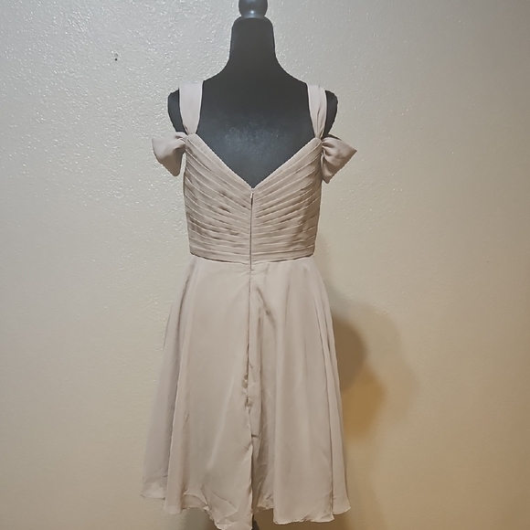 Elegant Cream Sleeveless Dress - Picture 2 of 3